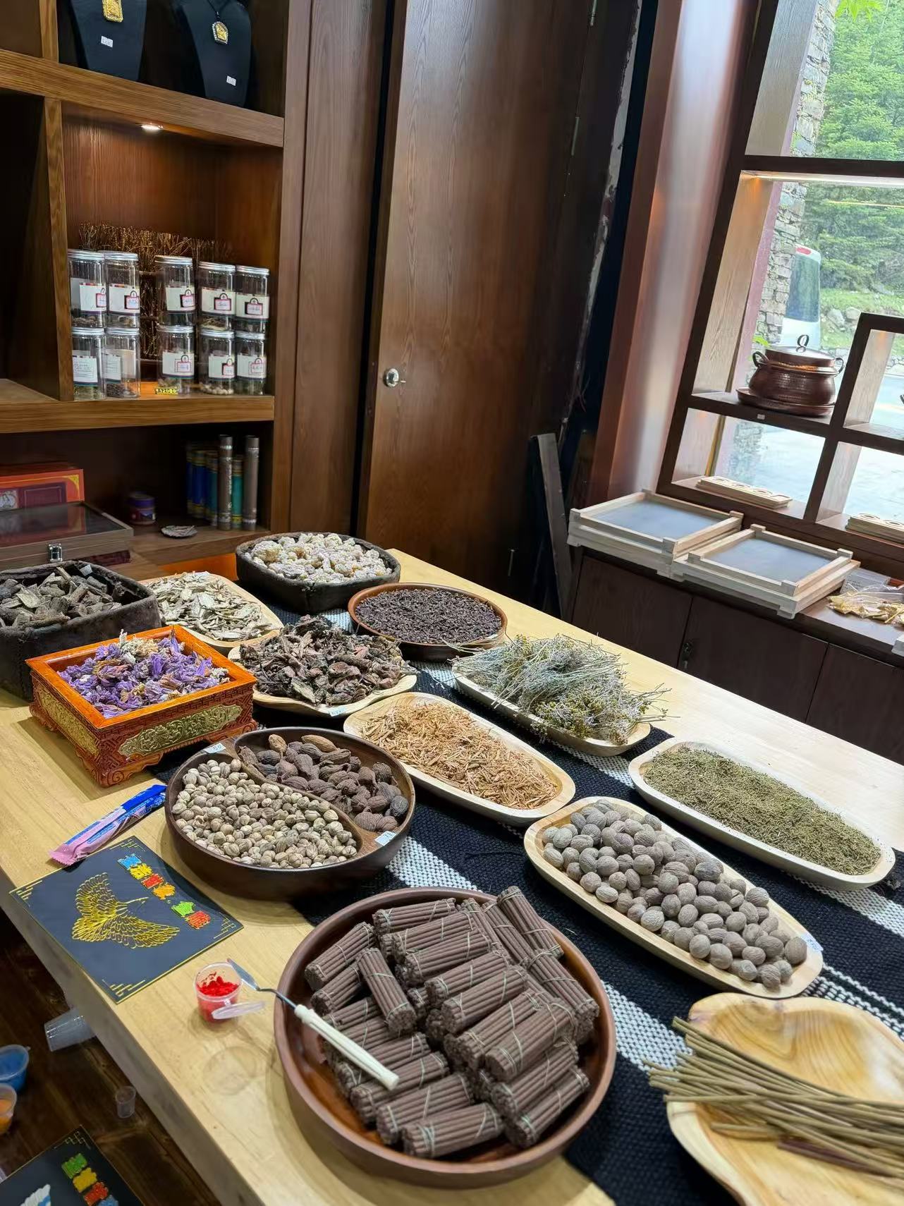 阿坝藏香工坊中的天然草本原料