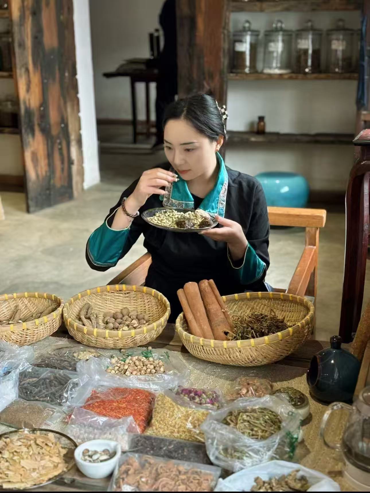 塔拉斯门在工坊中展示阿坝藏香原料